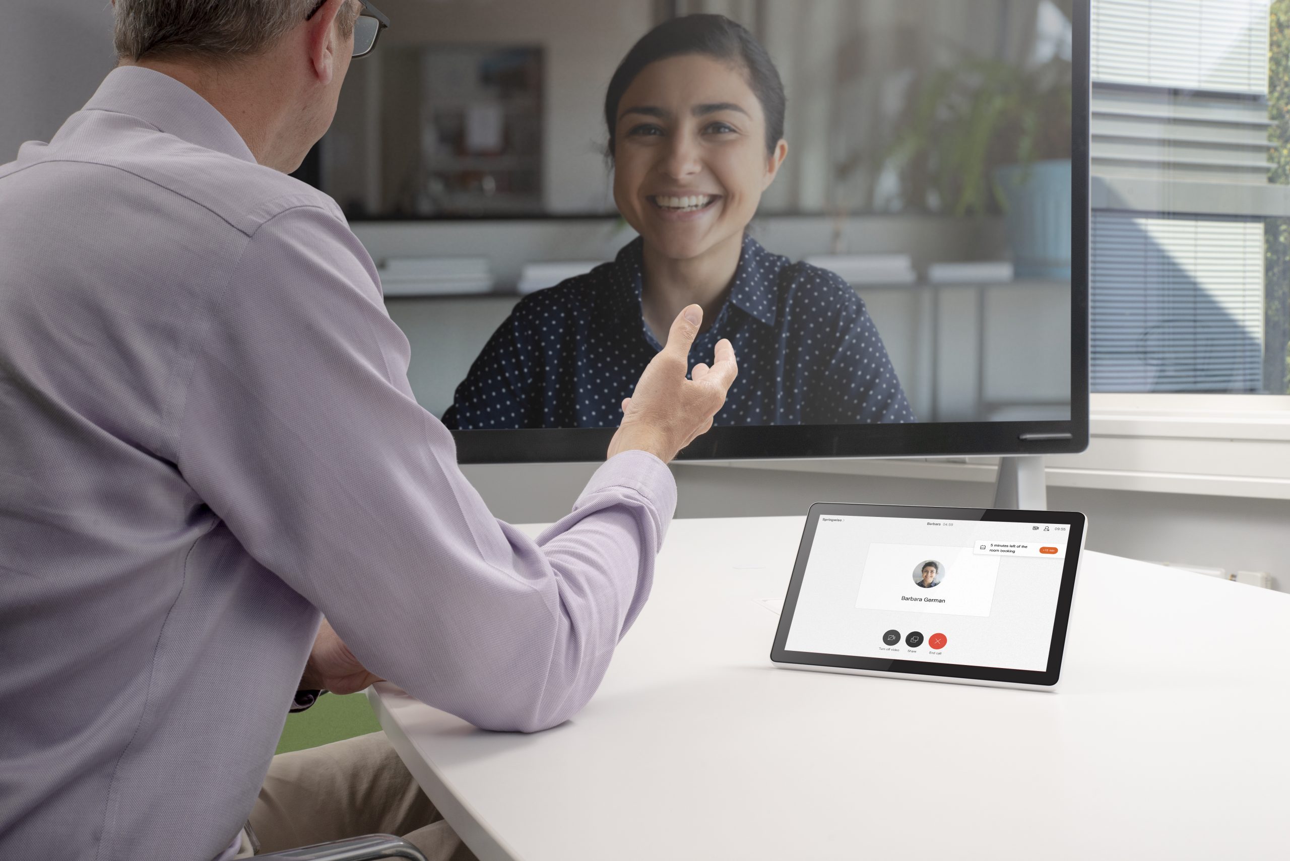 Webex Room Navigator inside the room proposes users to extend the reservation while in a call