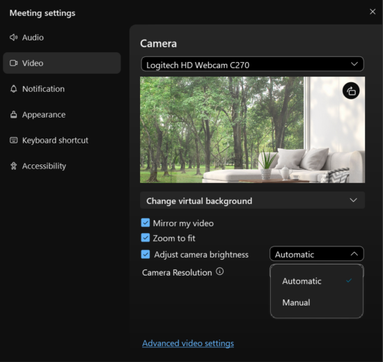 Webex の高度なビデオ設定ウィンドウのスクリーンショット (カメラの明るさの調節とバーチャル背景の変更を含む)。