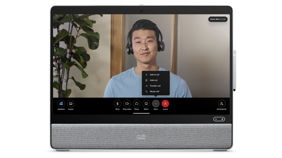 Desk Pro에 표시된 Webex Calling -- 업무용 헤드셋을 착용하고 사용자를 바라보는 사람이 있는 비디오 회의 화면.