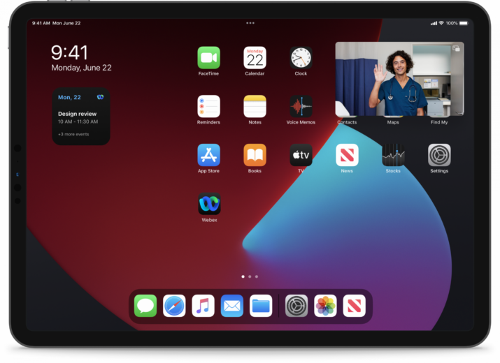 iPad에서 PIP(Picture-in-Picture) 기능으로 앱 화면에 동시 화상 회의 통화가 표시되고 있는 Webex
