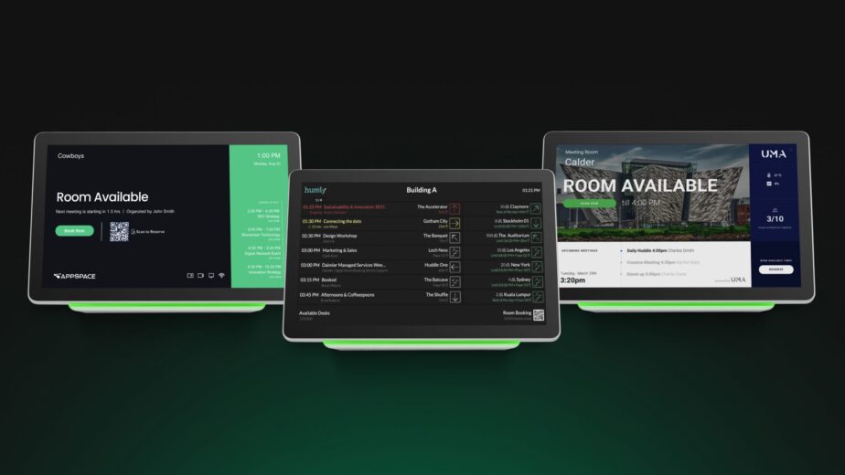 Webex Room Navigator 显示了三个视频屏幕，每个屏幕中都有关于可用会议室的不同信息