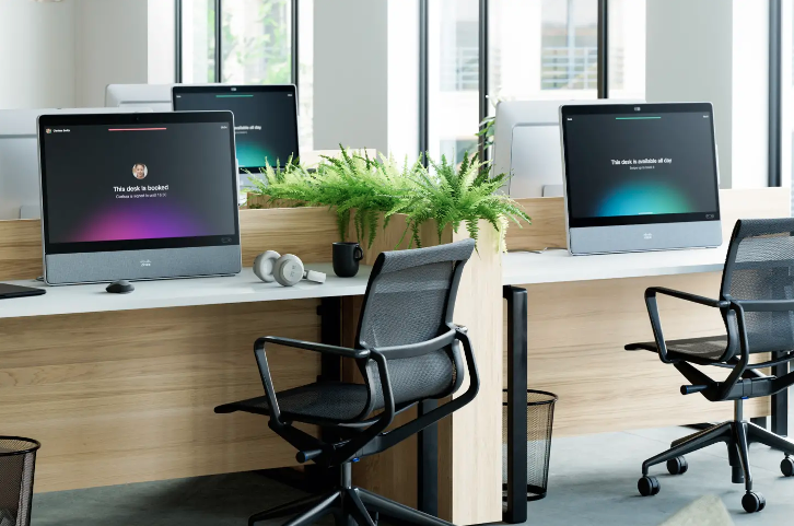 Un ambiente d'ufficio per hot desking con diversi dispositivi Webex