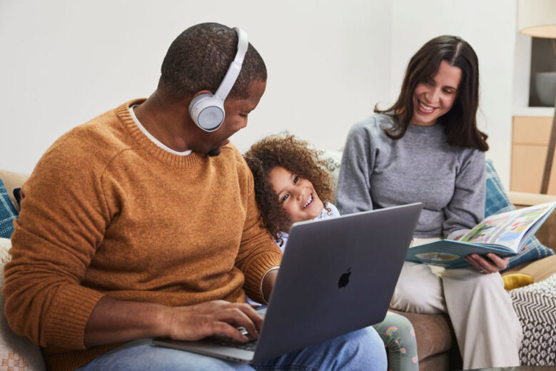 Webex の音声インテリジェンスにより、家族が側にいても働くことができる