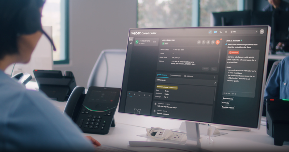 Customer service agent using Webex Contact Center with Cisco AI Assistant displaying a live call transcript and customer insights.